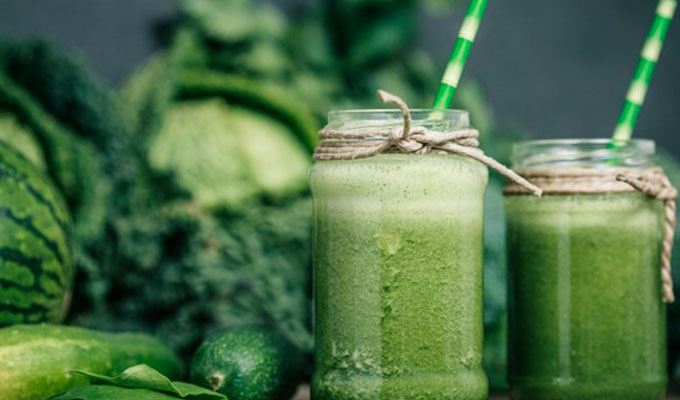 how-to-make-your-breakfasts-healthier-03-green-smoothie